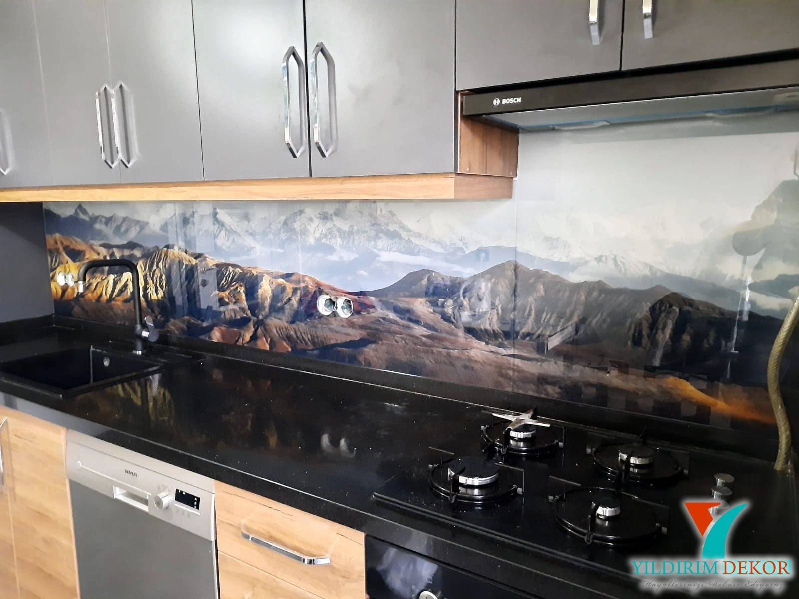 Antrasit mutfak dolap arası cam panel